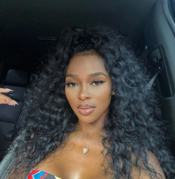 a girl wearing curly hair 